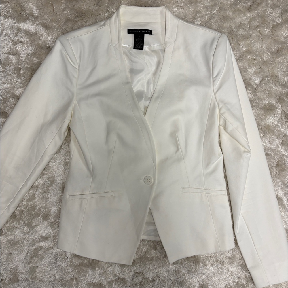 Women’s White Tailored Blazer w/ padded shoulders Size: 6R